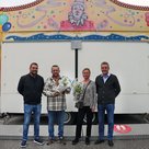 Ehrung für die langjährige Treue zum Volksfest Pfaffenhofen (v. l. n. r.): Volksfestreferent Richard Fischer, Andre Kollmann sen., Frau Kollmann und Bürgermeister Thomas Herker