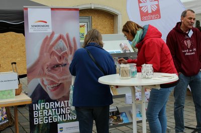 Am Infostand erfahren Betroffene und Angehörige alles rund um das Thema Demenz.