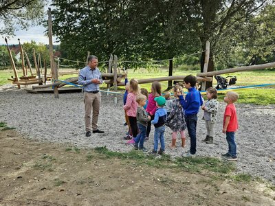 Bürgermeister Thomas Herker begrüßte Kinder und Eltern zur Eröffnungsfeier.