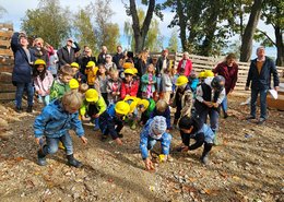 Für die Kinder regnete es Süßigkeiten vom Dach der Kindertagesstätte.