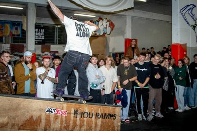 Zahlreiche Zuschauer verfolgen die Tricks der Skater beim Beatboard Skatecontest.