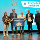 Den Preis nahmen Dritter Bürgermeister Peter Heinzelmair (2. re), Projektleiterin Veronica Seitz, Klaus Wildmoser von der Kaffeerösterei Fausto und Markus Käser von der Regionalinitiative Pfaffenhofener Land (von links nach rechts) gemeinsam entgegen. 