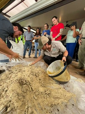 Bodenanalyse bei einer Veranstaltung in Turrialba – Alianza de Suelos