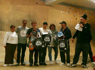 v. l. n. r.: Melany Di Liberto (FSJ Stadtjugendpflege), Matthias Stadler (Leitung Stadtjugendpflege), Carlos Rudloff (1. Platz „Fahrer ab 17 Jahren“), Rocco de Bauw (2. Platz „Fahrer ab 17 Jahren“), Kathrin Maier (Amtsleitung Familie, Bildung und Soziales), Veit Mayrhofer (3. Platz „Fahrer ab 17 Jahren“) und OG Pav (Moderator und Skateinfluencer aus Aachen)