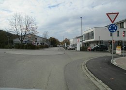 Der Kreisel bei der Apotheke soll den Verkehrsfluss sicherstellen.
