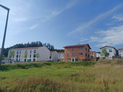 Das Baugrundstück in der Nelly-Sachs-Straße wird von der Stadt zum Verkauf angeboten.