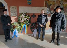 v.l.n.r. Dominik Schmidt, Vorsitzender des Soldaten- und Kriegervereins Pfaffenhofen; zweiter Bürgermeister Roland Dörfler und Herbert Heinrich, Ortsvorsitzender des VdK bei der Kranzniederlegung am Kriegerdenkmal der Spitalkirche. 