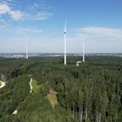 Die drei neuen Windräder im Förnbacher Forst speisen seit heute sauberen „Vor-Ort-Strom“ ins Pfaffenhofener Netz ein. 