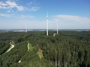 Die drei neuen Windräder im Förnbacher Forst speisen seit heute sauberen „Vor-Ort-Strom“ ins Pfaffenhofener Netz ein. 