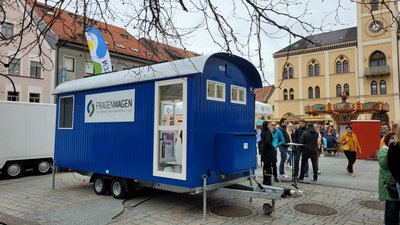 Wochenmarkt: Am Dienstag, den 14. Januar 2025 stehen die Experten von Stadtwerke und Gesundheitsamt des Landratsamtes Pfaffenhofen mit den FragenWagen von 8 bis 12 Uhr auf dem Hauptplatz für die Fragen der Bürger zur Verfügung.  