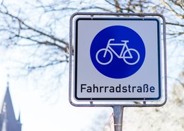 Die Niederscheyerer Straße sowie die stark frequentierten Schulwege von Kapellenweg und Draht werden als Fahrradstraßen ausgewiesen. 


