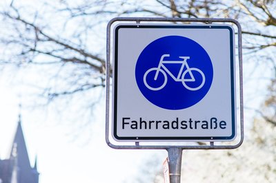 Die Niederscheyerer Straße sowie die stark frequentierten Schulwege von Kapellenweg und Draht werden als Fahrradstraßen ausgewiesen. 


