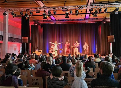 Mitmachen gewünscht: Die Band um Uta Sailer und Alex Naumann (Gitarre) ermutigte die Kinder immer wieder mitzuklatschen und mitzusingen. 