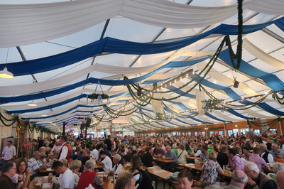 Das gut gefüllte Stiftl-Zelt beim Vereinsabend am Volksfest 2022.