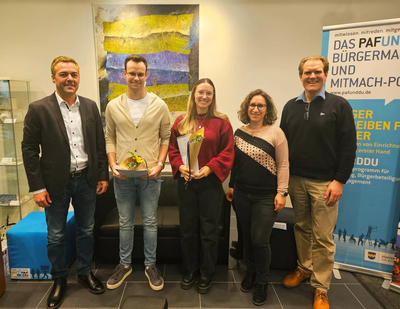 Lena Ölbaum und Ulrich Kugler haben den Lehrgang zum Verwaltungsfachwirt erfolgreich abgeschlossen. (v.l.n.r. Erster Bürgermeister Thomas Herker; Ulrich Kugler, Lena Ölbaum, Janine Köllner, Ausbildungsleiterin; Jürgen Ostermeier, Amtsleiter Personal und Organisation) 