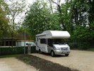 Wohnmobil vor dem Kindergartentor