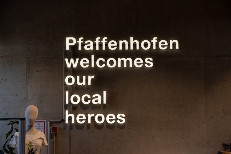 Lichtschrift "Pfaffenhofen welcomes our local heroes"