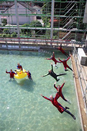 Anbaden_auf der Baustelle für das neue Hallenbad