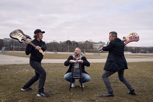 Band Folxklub mit E-Gitarren auf einer Wiese
