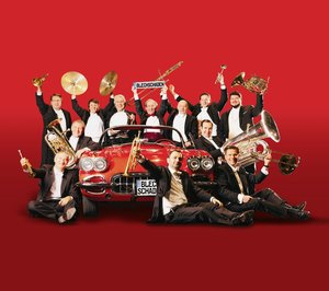 Band vor einem Auto mit Instrumenten