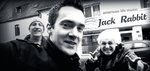 Drei Männer posieren für ein Selfie (Bild in schwarz-weiß)