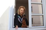 Christina Piljavec mit Hund am Fenster