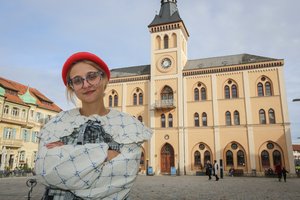 Lutz-Stipendiatin vor dem Rathaus