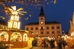 Der Christkindlmarkt auf dem Pfaffenhofener Hauptplatz bei Nacht.