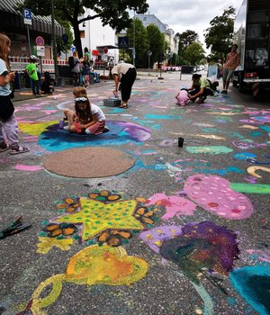Kinder malen auf der Straße.