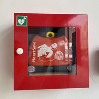 Defibrillator an einer Wand.