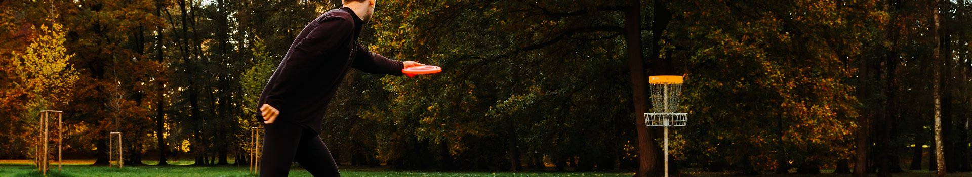 Mann wirft DiscGolf-Scheibe