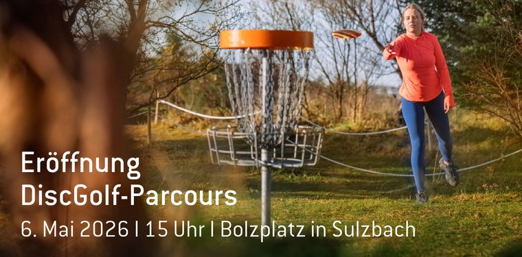 Frau wirft DiscGolf-Scheibe in einen Korb