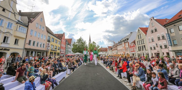 Blick über den Catwalk und die Zuschauer auf dem Hauptplatz.