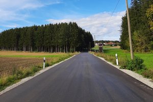 Anischt der neu asphaltierten Gemeindeverbindungsstraße von Wolfsberg nach Fürholzen