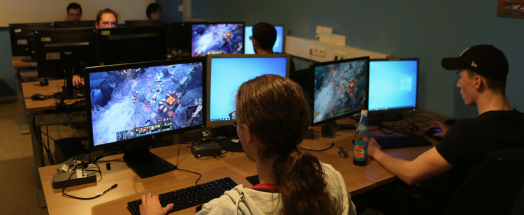 Einige Jugendliche sitzen im Hackerspace an PCs und spielen Computerspiele.