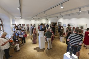 Menschen betrachten Kunstwerke in der Städtischen Galerie.