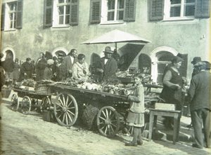 Marktplatz Pfaffenhofen mit Stand in schwarz-weiß Aufnahme.