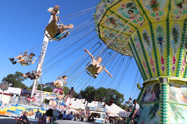 Das Kettenkarussell mit lachenden Kindern