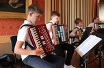 Jungen spielen Akkordeon beim Jahreabschlusskonzert der Musikschule.