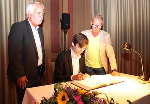 Daniel Sauer trägt sich in das Goldene Buch der Stadt Pfaffenhofen ein.