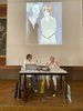 Karin Probst beim Live-Kunst-Check mit einer Dame
