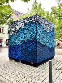 Kunstobjekt - mit Graffiti bemalter Würfel am Hauptplatz
