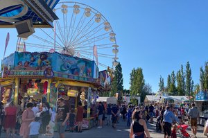 Buntes Treiben mit zahlreichen Besuchern auf dem Volksfest