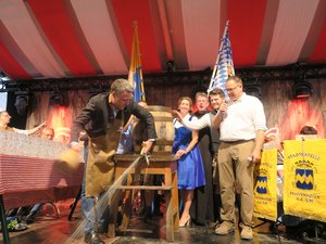 Bürgermeister Thomas Herker eröffnet das Volksfest mit dem Anzapfen des ersten Bierfasses