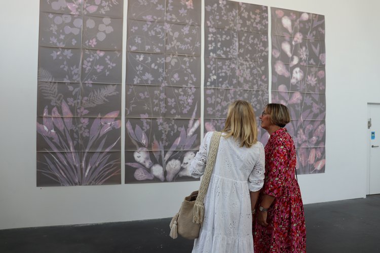 Zwei Damen betrachten ein Kunstwerk in der Kunsthalle.