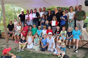 Gruppenbild mit allen Klimaschutz-Preisträgern mit Bürgermeister Herker auf der Bühne im Bürgerpark