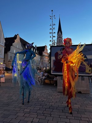 Foto 2 Stelzentänzer auf dem Hauptplatz
