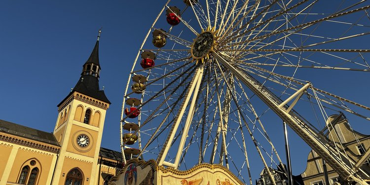 Riesenrad und Rathaus bei Sonnenschein