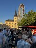 Foto Menschen beim essen und Riesenrad im Hintergrund