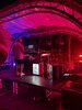 Foto Dj von hinten auf Bühne bei Nacht
